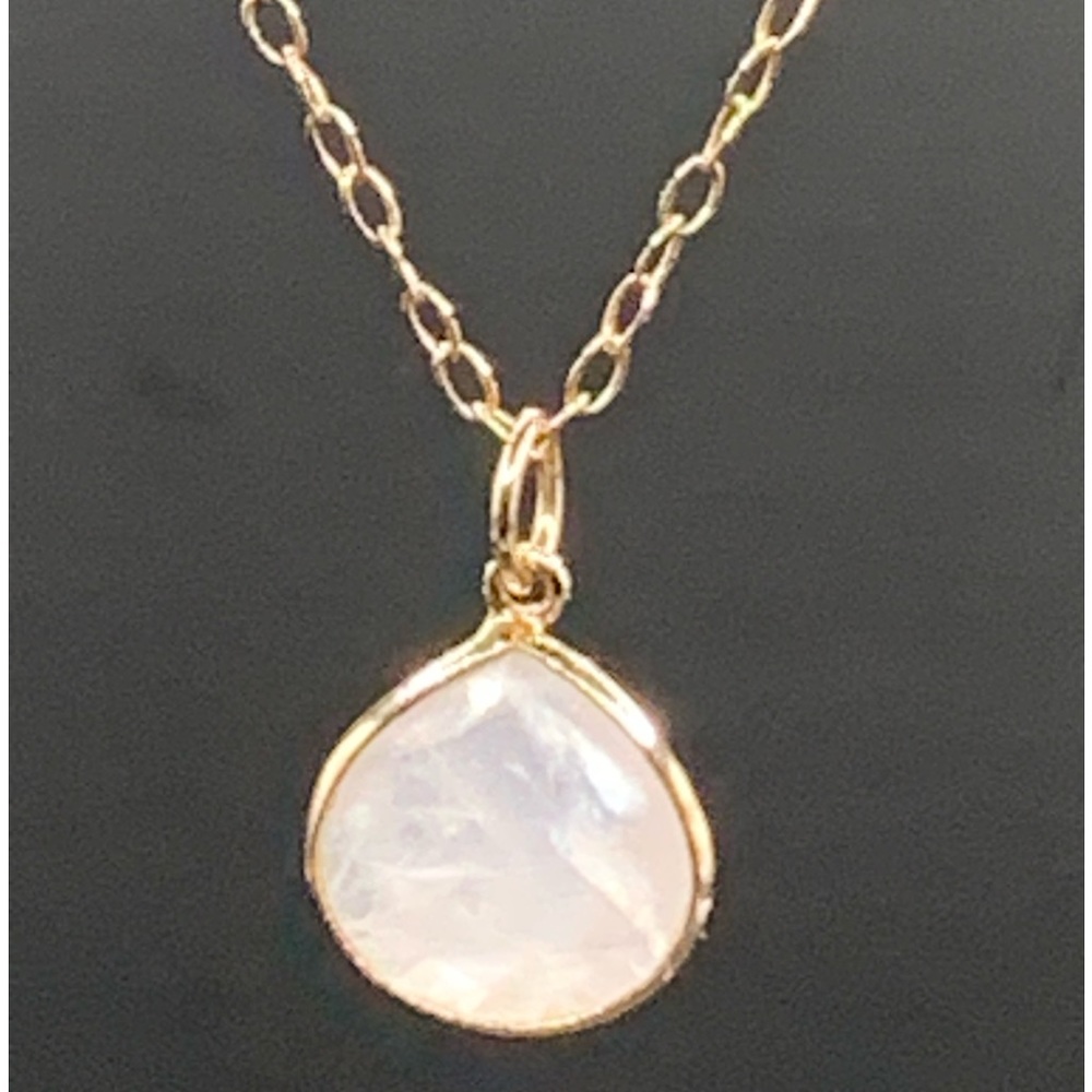 Rose gold (925) necklace with teardrop tri-cut stone.